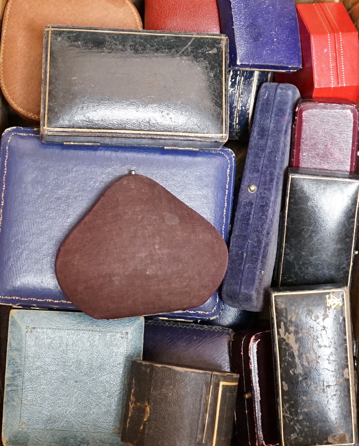 A quantity of assorted jewellery boxes.